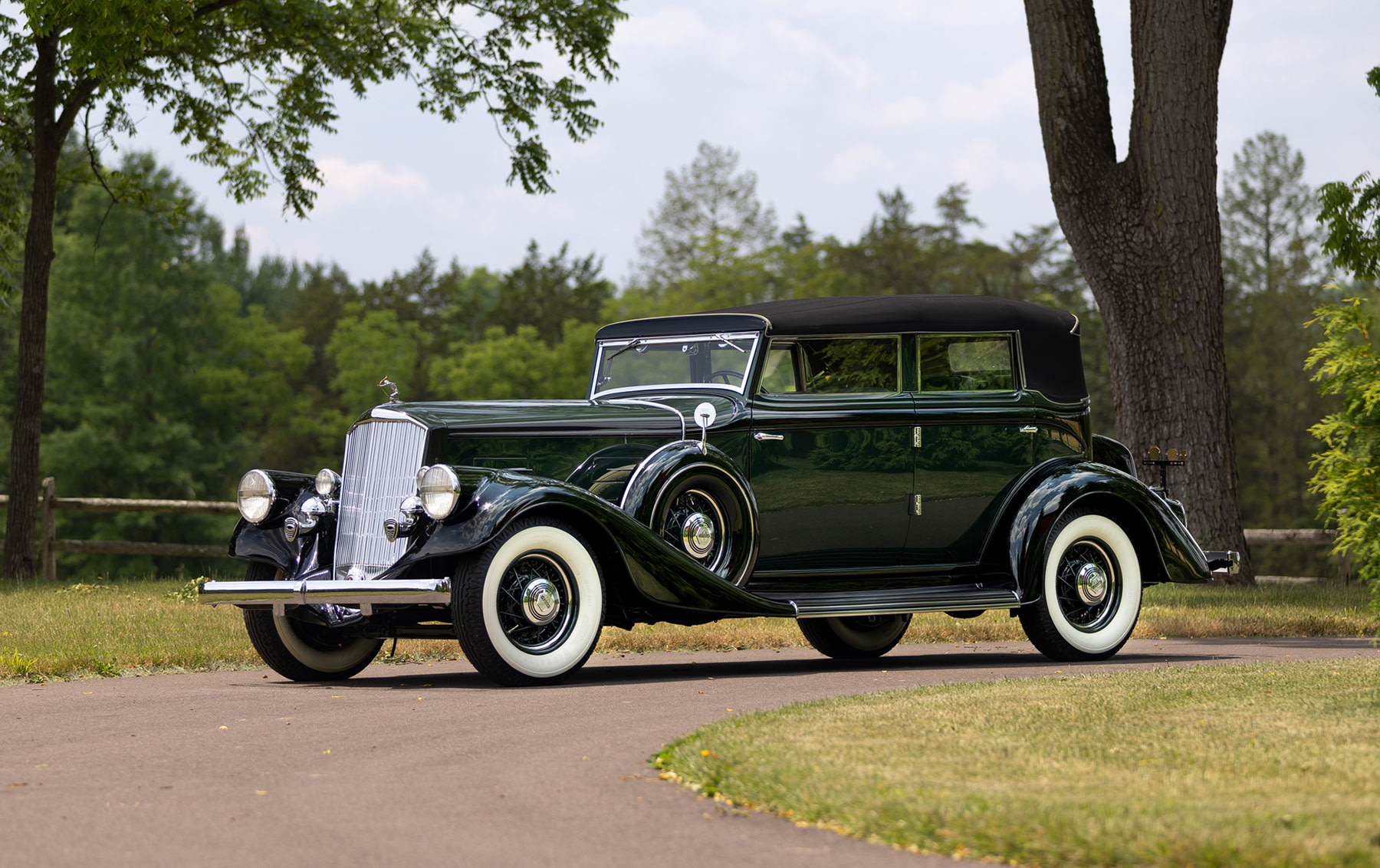 Pierceページ 1934 Pierce-Arrow Model 840A Convertible Sedan | Gooding Christie's